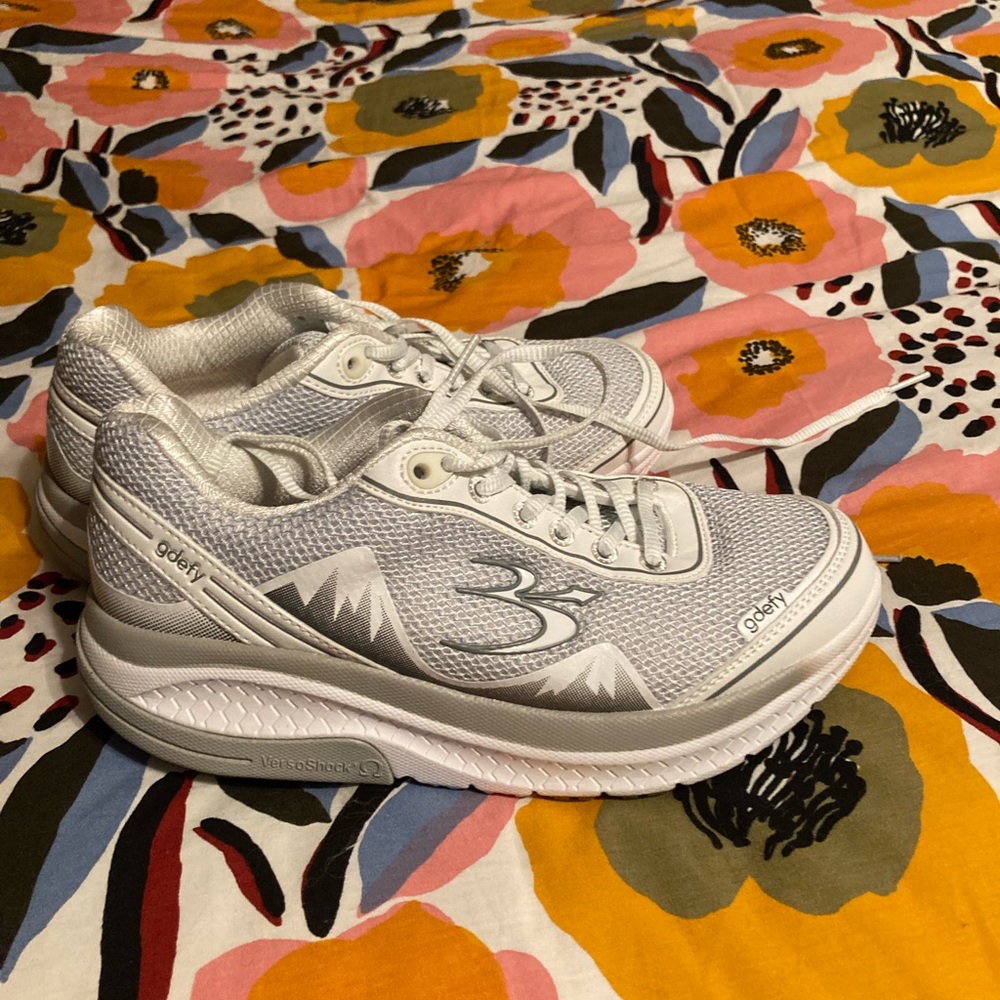 Gdefy gym shoes white  size 7.5